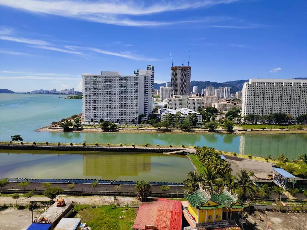 Georgetown, Up To 5 Pax, 2 Bedrooms, 1 Bathroom, 1 Car Park By Star Home George Town